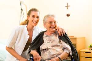 Ältere Frau mit Pflegerin