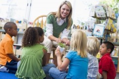 Frau im Kindergarten mit Kindern