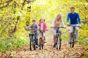 Junge Familie beim Fahrrad fahren
