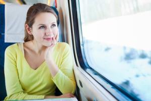 Junge Frau im Zug in einer WiInterlandschaft