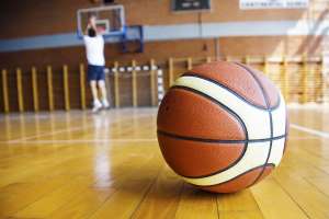 Mann beim Basketball spielen