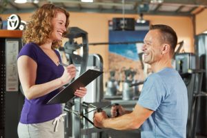 Sportstudio mit Trainerin und Mitglied