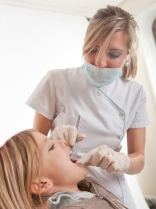 Zahnärztin behandelt junges Mädchen